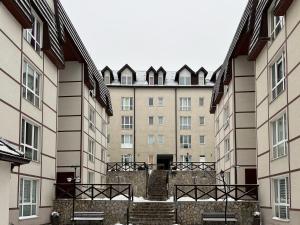 コパオニクにあるApartman Iva Kraljevi Čardaciの階段を前に並ぶ建物