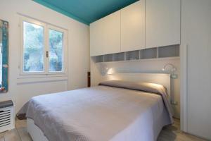 a bedroom with a bed and a window at Appartamento Pino Fetovaia by ElbaSummer Tour Operator in Fetovaia