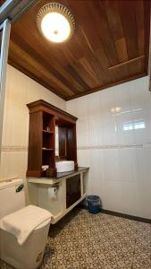 Koupelna v ubytování RainForest Guest Lodge + 70 fotografií