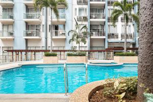 Bazén v ubytování Condo Apartment near Manila Airport NAIA T3 nebo v jeho okolí