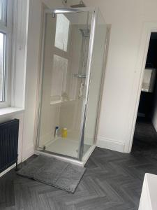 eine Dusche mit Glastür im Badezimmer in der Unterkunft A&A Luxury Stay Tunstall in Sunderland