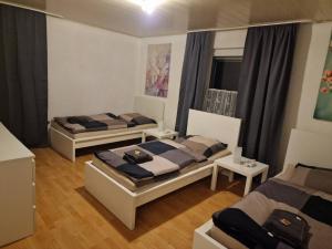 une chambre avec deux lits dans une pièce dans l'établissement 2-Zimmer Apartment in Gummersbach, à Fenke