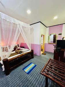 une chambre avec un lit avec moustiquaire dans l'établissement " YOLO " LOVELY COTTAGE, à Ella