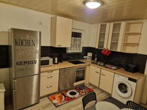 Il comprend une cuisine équipée d'un réfrigérateur et d'un lave-linge/sèche-linge. dans l'établissement 2-Zimmer Apartment in Gummersbach, à Fenke