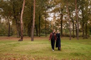 Dos mujeres caminando por el césped en un parque en Hofparken De Bergvennen, en Lattrop
