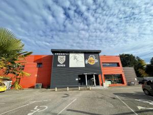 RivesにあるSuite Jasmineの前に駐車場がある建物