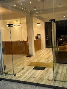 een lege lobby met een glazen wand in een gebouw bij The Green Garniya Poolside and Mountain View Hotel in Belihul Oya +31 foto's
