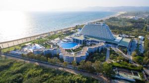 een luchtzicht op een hotel en de oceaan bij Palm Wings Ephesus Beach Resort - Ultra All Inclusive in Kuşadası