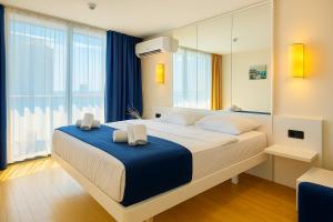 Ένα ή περισσότερα κρεβάτια σε δωμάτιο στο Orbi City Panorama Hotel In Batumi