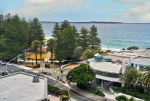 クロヌラにあるThe Oceanfront Sanctuary Spa & Parkingの海の見える通りの空中