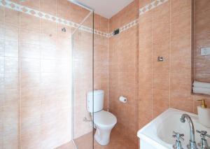 クロヌラにあるThe Oceanfront Sanctuary Spa & Parkingのトイレとガラスのシャワー付きのバスルーム +21枚の写真