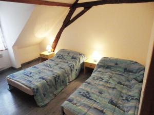 1 Schlafzimmer mit 2 Betten und 2 Lampen in der Unterkunft Gite De l'Augereau in Céré-la-Ronde