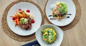 列维Hotel Levi Panorama的桌子上有三盘盛有食物的盘子