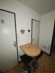 a small table in a room with a door and a table at Au dessus des nuages Sublime Vue in Turckheim