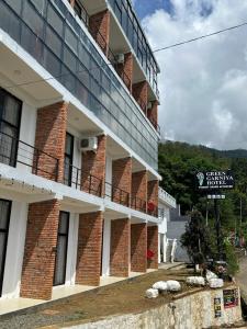 een gebouw met een bord aan de zijkant bij The Green Garniya Poolside and Mountain View Hotel in Belihul Oya