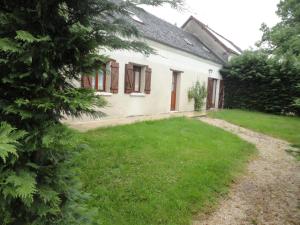 an old house with a yard in front of it at Gite De l'Augereau in Céré-la-Ronde