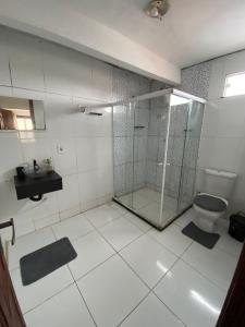 a bathroom with a shower and a toilet at Desfrutando de Arraial Apartamento in Arraial do Cabo +6 photos
