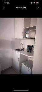 Nhà bếp/bếp nhỏ tại Soteria House