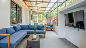 Televiisor ja/või meelelahutuskeskus majutusasutuses Modern Retreat In The Rainforest With River Access