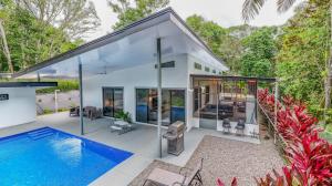 Bassein majutusasutuses Modern Retreat In The Rainforest With River Access või selle lähedal