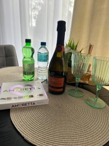 una mesa con dos botellas de vino y dos copas en Horizon Park Lux II, en Boszkowo-Letnisko