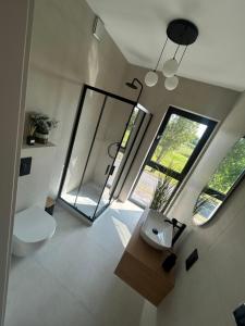 vistas a un baño con aseo y ventana en Horizon Park Lux II, en Boszkowo-Letnisko