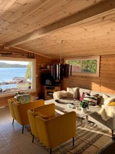 a living room with a couch and a table at Charming cabin by the sea in Lofoten in Sandsletta