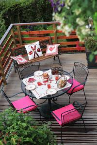 une table et des chaises avec de la nourriture sur une terrasse dans l'établissement Chalet exposition sud le Nid Douillet, à Gérardmer 18 autres photos