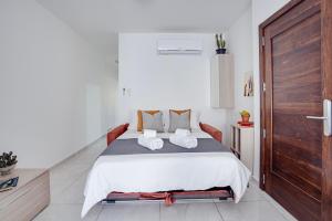 Ένα ή περισσότερα κρεβάτια σε δωμάτιο στο Modern 2 Bedroom Apartment with Balcony - Xemx Residence