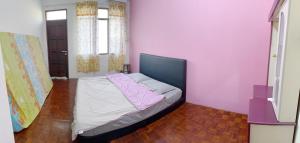 En eller flere senge i et værelse på Mahsuri Cottage-Daily or Monthly -Sibu Rejang Medical Center