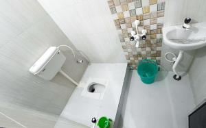 ブッダガヤにあるDev Residencyのトイレと洗面台のあるバスルーム