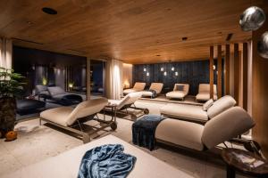 Una sala de terapia con varias sillas y camillas. en Hotel Trofana Alpin, en Ischgl