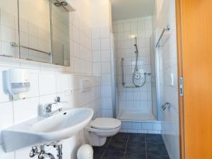 ein Badezimmer mit Waschbecken, Toilette und Dusche in der Unterkunft Höllental heritage house - Zugspitzblick - 3 in Garmisch-Partenkirchen