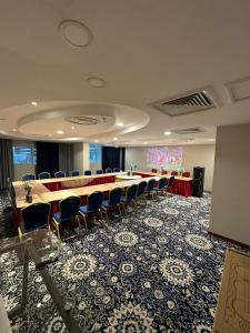 a conference room with a long table and chairs at Blue Rose Garden Hotel فندق بلو روز جاردن العليا in Riyadh