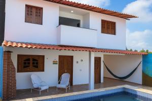 une maison avec une piscine devant dans l'établissement Porto de Galinhas, Cupe, piscina, mar a 280m, à Porto de Galinhas