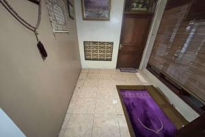 um corredor com uma porta e um piso de azulejo em OYO 94937 Garuda Homestay Syariah em Demangan mais 46 fotografias
