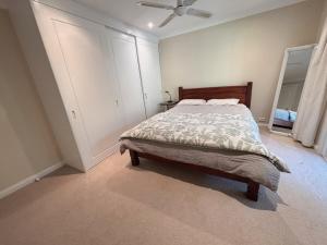 Giường trong phòng chung tại Self-contained unit in Wahroonga