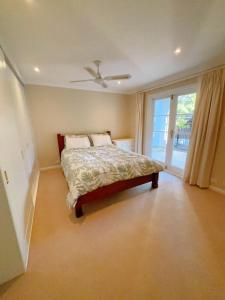 Giường trong phòng chung tại Self-contained unit in Wahroonga