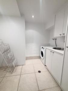 Η κουζίνα ή μικρή κουζίνα στο Self-contained unit in Wahroonga +2 φωτογραφίες
