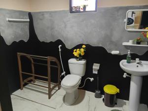 Ένα μπάνιο στο MRO Sigiriya Village Homestay & Hostel