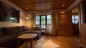 een woonkamer met een bank en een tafel bij Haus Sonnbichl Top 3 in Krimml