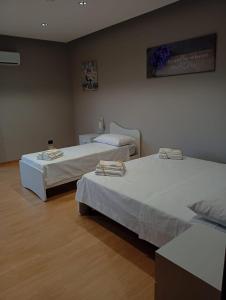 a room with two beds in a room at House Le Treemme in Chiubbica