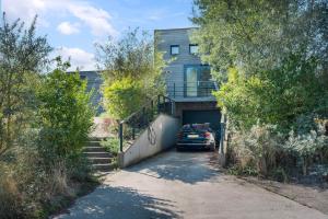 in einer Garage neben einem Gebäude geparkt in der Unterkunft Exclusive Duin Villa - 6p - Direct bij Natuur & Strand - Villa 70 in Ouddorp