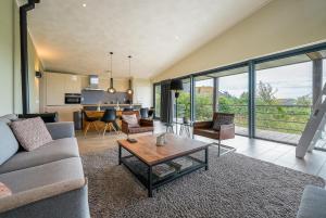 ein Wohnzimmer mit Sofa und Tisch in der Unterkunft Exclusive Duin Villa - 6p - Direct bij Natuur & Strand - Villa 70 in Ouddorp + 54 Fotos