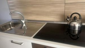 a tea kettle on a stove in a kitchen at House Le Treemme in Chiubbica