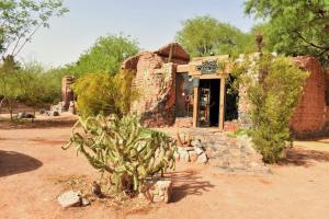 a small building in the middle of a desert at Cabañas Challa killa -luna de arena - fiambalá in Fiambala