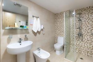 Un baño con lavabo, inodoro y ducha. en Hotel Somi Inn, en Tiflis 38 fotos más