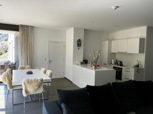 Η κουζίνα ή μικρή κουζίνα στο Luxurious 3 bed, 3 bath Apmt w Pool