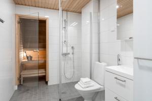 une salle de bains avec douche, toilettes et lavabo dans l'établissement 12th Floor Sauna Retreat with Stunning City Views, à Tampere