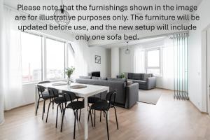 un salon avec une table et des chaises dans l'établissement 12th Floor Sauna Retreat with Stunning City Views, à Tampere